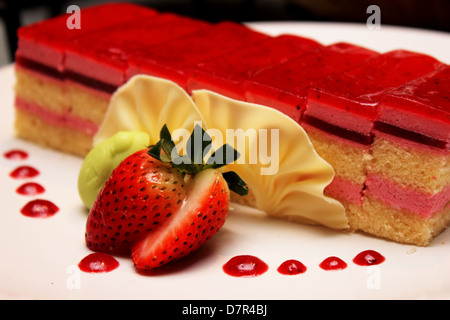 Erdbeer Torte serviert mit frischen Erdbeeren Stockfoto