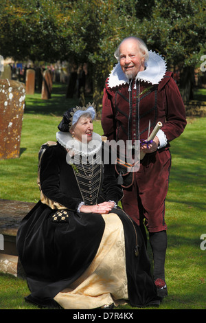 Shakespeare und Anne Hathaway bei der jährlichen Geburtstag-Memorial-Parade in Stratford-upon-Avon. (gestellt von Schauspielern) Stockfoto