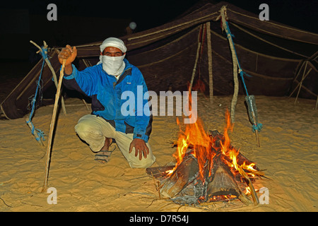 Beduinen machen ein Feuer in den Dünen in Douz, südlich von Tunesien. Stockfoto