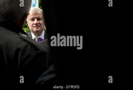 Der Bayerische Ministerpräsident Und CSU-Parteivorsitzende Horst Seehofer Spricht bin 13.05.2013 in München (Bayern) Vor Beginn der CSU-Vorstandssitzung Zu Den Journalisten. Foto: Peter Kneffel/Dpa +++(c) Dpa - Bildfunk +++ Stockfoto