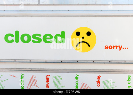 geschlossen Schild mit un-Smiley-Gesicht Stockfoto