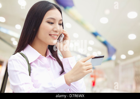 Geschäftsfrau auf dem Handy, das Ticket überprüfen Stockfoto