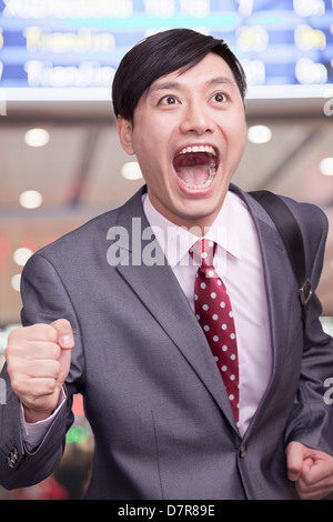 Junger Geschäftsmann durch Flughafen, Beijing Stockfoto