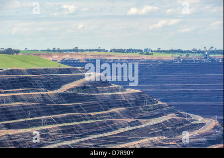 Die Loy Yang Kraftwerke offen geschnittenen Brown Coal Mine in Victoria, Australien. Stockfoto