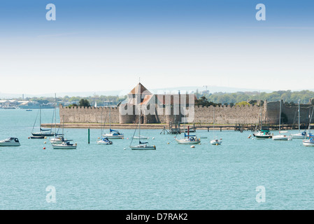 Portchester Castle, Hafen von Portsmouth, Hampshire, UK Stockfoto