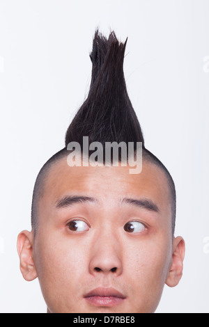 Junger Mann mit Mohawk Nahaufnahme Stockfoto