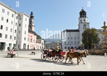 SALZBURG - 4. Oktober: Touristen Fahrt eine Pferdekutsche auf Residenzplatz am 4. Oktober 2011 in Salzburg, Österreich. Stockfoto