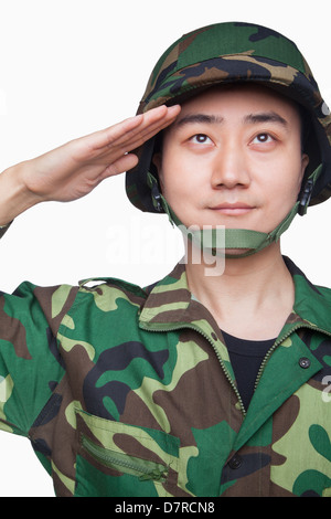 Mann im militärischen uniform salutieren Stockfoto