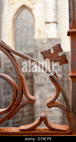 Fragment der Dekoration von einem alten rostigen Zaun Stockfoto