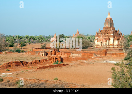 Rote Ziegel Tempel in den staubigen Ebenen von Bagan Myanmar (Burma) Stockfoto