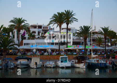 Neon-Leuchten von Restaurants und Bars in der Abenddämmerung in der Marina Cala d ' or, Mallorca, Juli 2012. Stockfoto