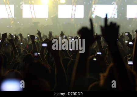 Große Massen von Partygänger auf Trance Energy EDM-Veranstaltung Stockfoto