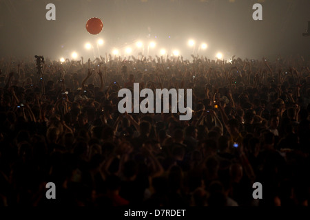 Große Massen von Partygänger auf Trance Energy EDM-Veranstaltung Stockfoto