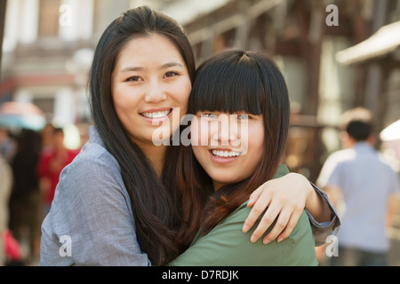 Porträt von zwei jungen Freunden in Beijing im freien Stockfoto