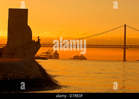 Lissabon, 25. Abril Brücke und Denkmal der Entdeckungen im Morgengrauen, Tejo Fluss Tejo, Portugal, Europa Stockfoto