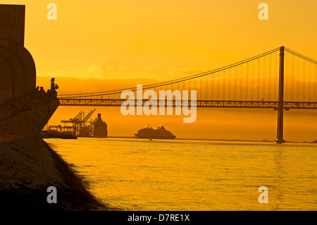 Lissabon, 25. Abril Brücke und Denkmal der Entdeckungen im Morgengrauen, Tejo Fluss Tejo, Portugal, Europa Stockfoto