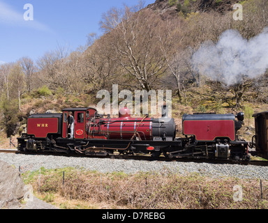 Welsh Highland Railway Vintage Dampfzug entlang Aberglaslyn Pass in Snowdonia. Beddgelert, Gwynedd, Nordwales, UK Stockfoto