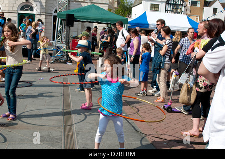 Kinder spielen Hula Hoop Reifen im Mai Merrie Festival, Kingston upon Thames, Großbritannien Stockfoto