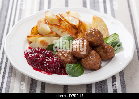 schwedische Fleischbällchen mit Kartoffeln und Preiselbeeren Marmelade Stockfoto