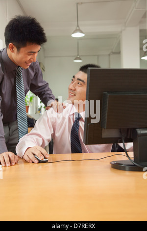 Kollegen, die Diskussion über das Projekt über den Computerbildschirm Stockfoto