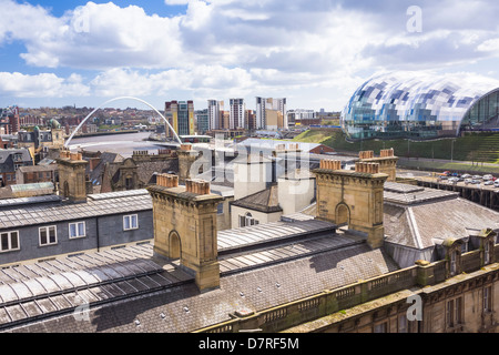 Newcastle City Skyline mit dem Millennium Bridge and The Sage in der Ferne. Stockfoto