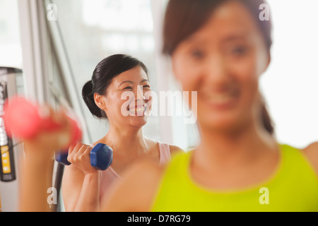 Reife Frauen im Fitnessstudio Gewichte heben Stockfoto