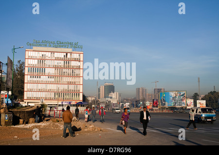 Menschen, die zu Fuß zur Arbeit kurz nach Sonnenaufgang über den Meskel Square, Addis Abeba, Äthiopien. Stockfoto
