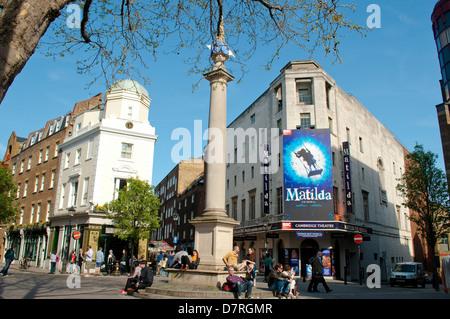 Das Seven Dials Sonnenuhr Säule und Cambridge Theatre, Covent Garden, London, UK Stockfoto