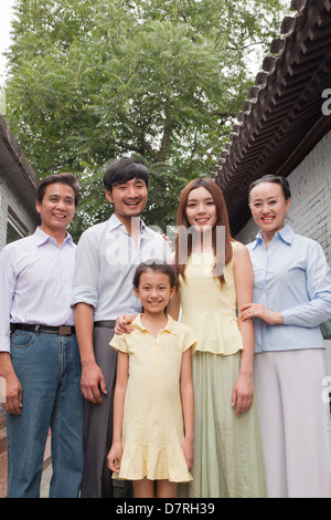 Drei-Generationen-Familie in einem Innenhof Stockfoto