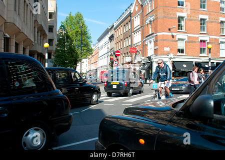 Taxis am Grenzübergang Endell Street / Long Acre, Covent Garden, London, UK Stockfoto