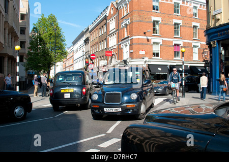 Taxis am Grenzübergang Endell Street / Long Acre, Covent Garden, London, UK Stockfoto