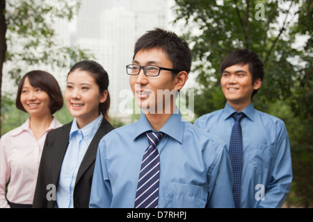Junge Geschäftsleute im Park, Porträt Stockfoto