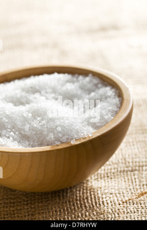 Das weiße Salz in Holzschale Stockfoto