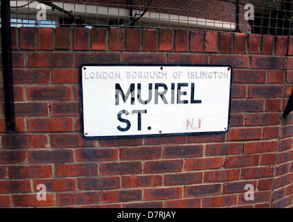 London, UK. 13. Mai 2013.  Ein London-Rat hat den Namen eines der Straßen von "Muriel" zu "Leirum" rückgängig gemacht.  London Borough of Islington in Nord-London sagen, die Änderung, die Hälfte der Straße betrifft, um Verwechslungen zu vermeiden, Rettungsdienste, die Beantwortung von 999 anrufen. Eine Hälfte bleibt "Muriel", die andere Hälfte ist "Leirum" geworden. Aber einige Anwohner erscheinen verwirrt durch die Änderung und denke, dass es ein Rückschritt ist. Kredit: Jeffrey Blackler/Alamy Live-Nachrichten Stockfoto