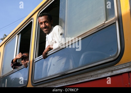 Zwei Männer, die aus einem öffentlichen Bus im Stadtteil Piazza in Addis Ababa, Äthiopien Stockfoto