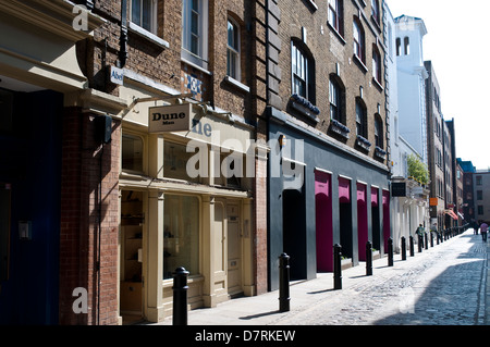 Geschäfte in einer gepflasterten Straße in Covent Garden, London, UK Stockfoto