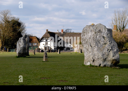 Red Lion Pub unter Standing Stones in Avebury Stone Circle, Avebury, Wiltshire, Großbritannien Stockfoto