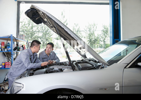 Zwei Garage Mechaniker arbeiten am Motor Stockfoto