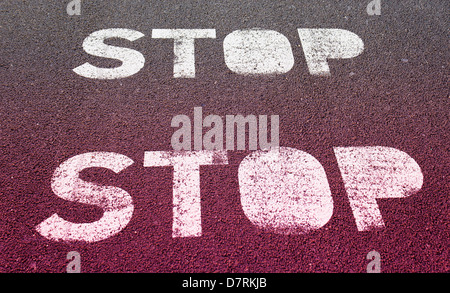 Worte Stop auf Straße gemalt. Stockfoto