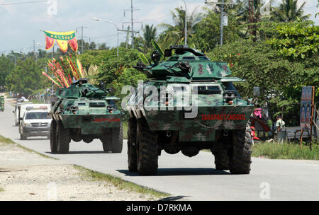 Shariff Aguak, Philippinen, 13. Mai 2013. Gesetzeshüter an Bord gepanzerte Personal Carrier Patrouille entlang der Straßen des südlichen philippinischen Stadt von Shariff Aguak in Maguindanao während der Abhaltung der Halbzeitwahl, 13. Mai 2013. Wahlen in der Region von Gewalt mit sieben Leuten Toten überschattet, und mehrere andere verletzt bundesweit. Das Militär warf die rote Warnung in der Region, da die Kommission zu Wahlen vertrat sie den politischen Prozess zu sichern. Kredit: Jeoffrey Maitem /Alamy Live-Nachrichten Stockfoto