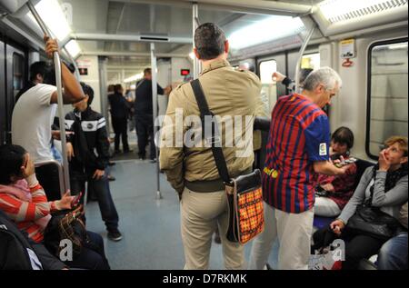 Innenansicht der u-Bahn in Barcelona, Spanien, 1. Mai 2013. Foto: Andreas Gebert Stockfoto