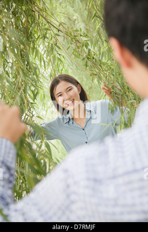 Paar auf der Suche durch Weidenruten Stockfoto