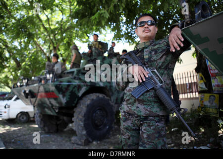 Shariff Aguak, Philippinen, 13. Mai 2013. Soldaten sichern stimmberechtigte Zentren während der Abhaltung der Halbzeitwahl im südlichen philippinischen Stadt Shariff Aguak in Maguindanao, 13. Mai 2013. Wahlen in der Region von Gewalt mit sieben Leuten Toten überschattet, und mehrere andere verletzt bundesweit. Das Militär warf die rote Warnung in der Region, da die Kommission zu Wahlen vertrat sie den politischen Prozess zu sichern. Kredit: Jeoffrey Maitem /Alamy Live-Nachrichten Stockfoto