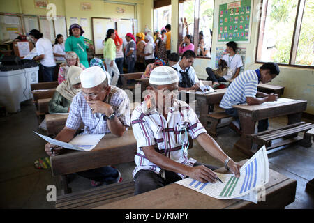 Shariff Aguak, Philippinen, 13. Mai 2013. Philippinischen Einwohner suchen Sie nach ihrem Namen in der Liste der registrierten Wähler während der Abhaltung der Halbzeitwahl im südlichen philippinischen Stadt Shariff Aguak in Maguindanao, 13. Mai 2013. Wahlen in der Region von Gewalt mit sieben Leuten Toten überschattet, und mehrere andere verletzt bundesweit. Das Militär warf die rote Warnung in der Region, da die Kommission zu Wahlen vertrat sie den politischen Prozess zu sichern. Kredit: Jeoffrey Maitem /Alamy Live-Nachrichten Stockfoto