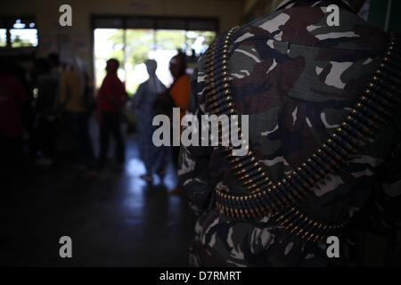 Shariff Aguak, Philippinen, 13. Mai 2013. Bewohner stimmen ihre bei der Abhaltung der Halbzeitwahl im südlichen philippinischen Stadt Shariff Aguak in Maguindanao, 13. Mai 2013. Wahlen in der Region von Gewalt mit sieben Leuten Toten überschattet, und mehrere andere verletzt bundesweit. Das Militär warf die rote Warnung in der Region, da die Kommission zu Wahlen vertrat sie den politischen Prozess zu sichern. Kredit: Jeoffrey Maitem /Alamy Live-Nachrichten Stockfoto