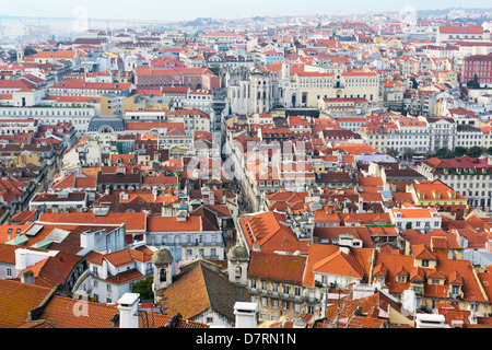 Lissabon, Portugal. Blick über die Dächer der Stadt die Burg von San Jorge. Stockfoto
