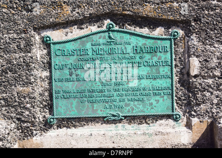 Gedenktafel am Craster Hafen in Northumberland, in Erinnerung an Kapitän Craster, der im aktiven Dienst in Indien 1904 getötet wurde. Stockfoto