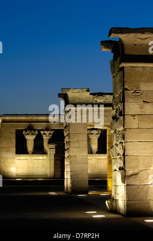 Ägyptische Tempel von Debod (2. Jh. v. Chr.) in der Abenddämmerung, Madrid. Spanien Stockfoto