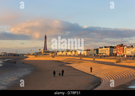 Blackpool, Lancashire, England. Blick entlang des Strandes in Richtung Turm. Stockfoto