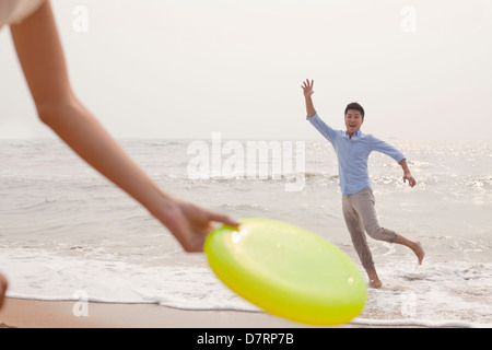 Junger Mann Frisbee fangen wird vorbereitet Stockfoto